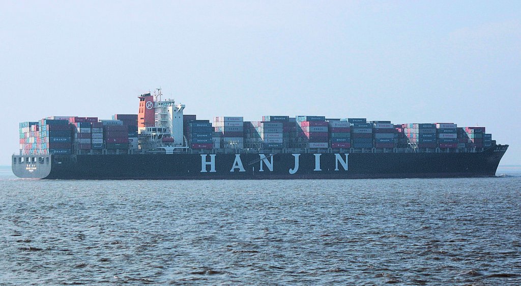 Das von Hamburg Richtung Korea fahrende Containerschiff  HANJIN TIANJIN (IMO: 9312767) wurde auf der Elbe bei Brunsbttel am 4.4.2011 gesehen. Laut KBS WORLD Radio vom 3.5.2011 konnte das Schiff vor Somalischen Piraten fliehen.  Es wurde 2007 gebaut, ist 304m lang,  40m breit, hat 14,20m Tiefgang und ist 26,5 Knoten schnell.