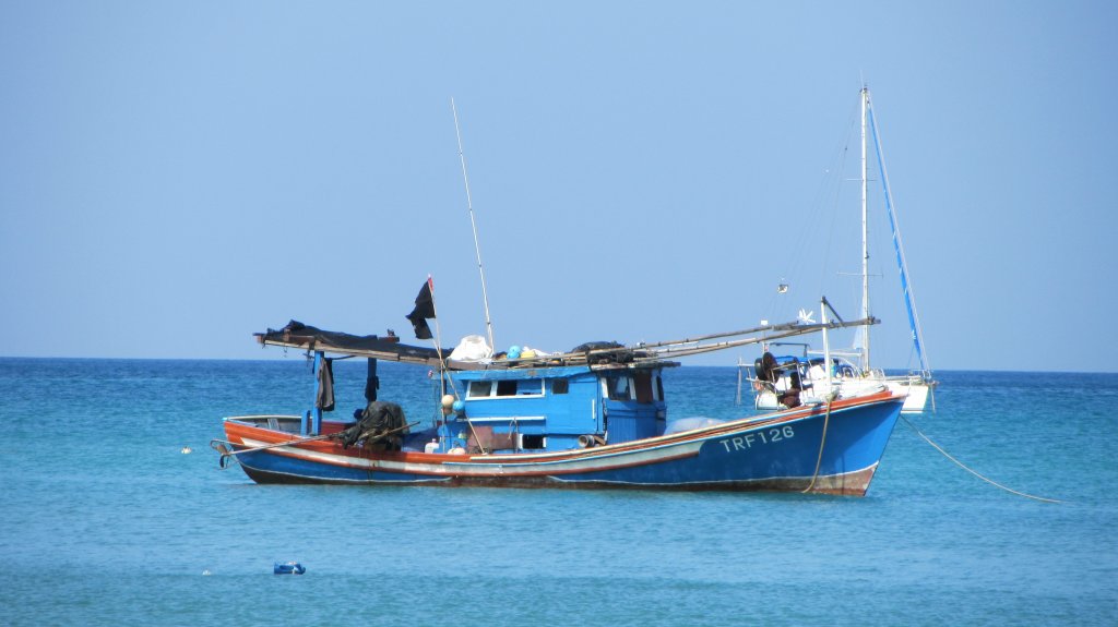 Das hier ist schon eher ein  Hochsee -Fischerboot in Thailand. Aufgenommen am 29.12.2011 am Nayang Beach in Phuket.
