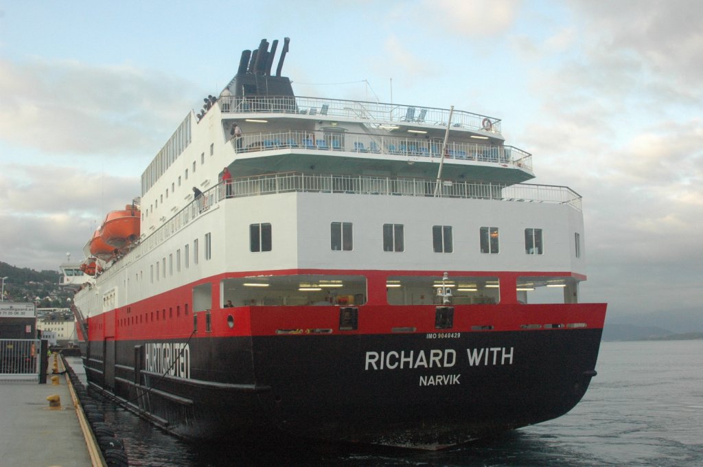 Das Hurtigrutenschiff  MS Richard With IMO:9040429 in Molde/Norwegen am 20.06.2011 beim Festmachen von hinten beobachtet. 