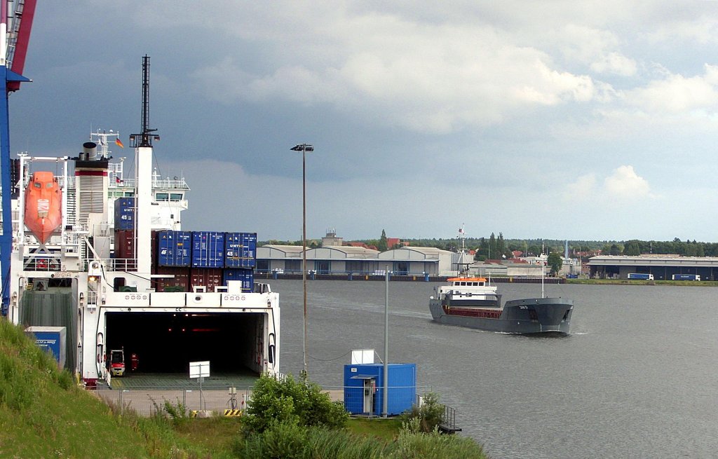 Das kleine Motorschiff JAN D , IMO 9013000, kommt in Revierfahrt am Lbecker Seelandkai vorbei... Aufgenommen am 10.08.2012
