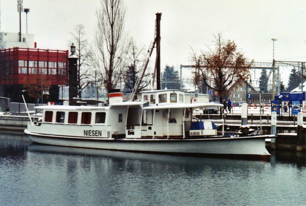 Das kleine MS Niesen am 12. Januar 2010 an der Schifflndte in Thun. Dieses Schiff dient heute als Dienstschiff und nicht mehr als Passagierschiff. Vor allem im Frhling und Herbst kommt es zu Kanalreinigungen usw. zum Einsatz.