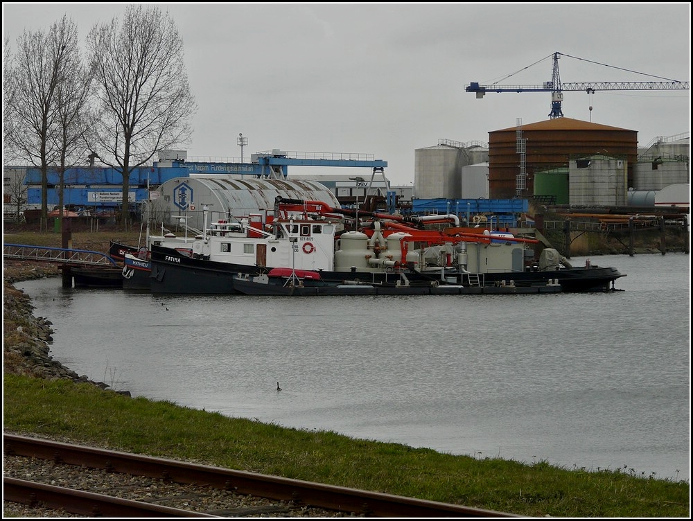 Das kleine Spezialschiff  Fatima  liegt im Krabbenpolder bei Dordrecht vor Anker.  10.03.2011