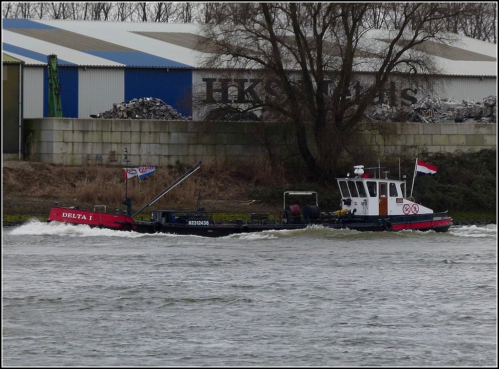 Das kleine Tankschiff Delta I aufgenommen auf dem alten Maaskanal bei Dordrecht am 10.03.2011.