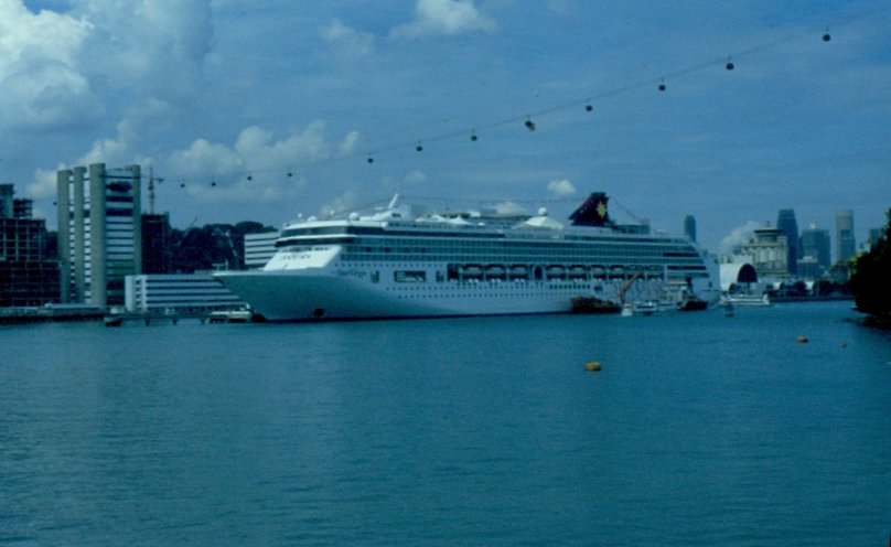 Das Kreuzfahrschiff  Star Virgo  liegt im Oktober 2001 in Singapur