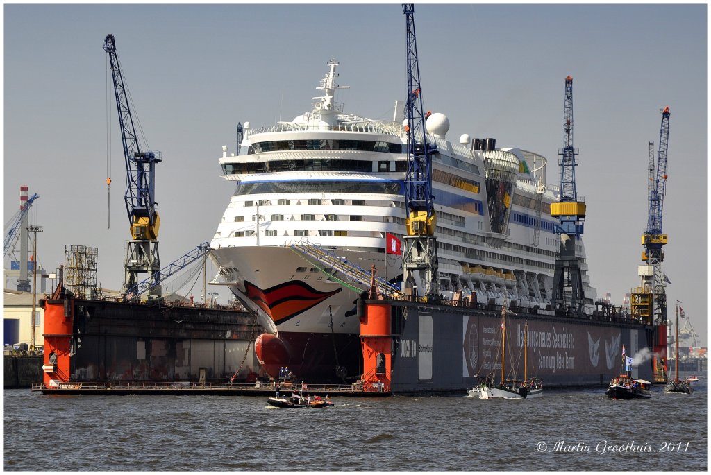 Das Kreuzfahrtschiff  AIDAluna  am 7.05.2011 (822. Hafengeburstag) im Schwimmdock Nr:10 von Blohm+Voss.L:251m / B:32,2m / Tg:7,2m / GT 69.200 / 18kn / Bj. 2008 - 2009 / 2500 Passagiere / Crew:646 / IMO 9334868 / Flagge:Italien 