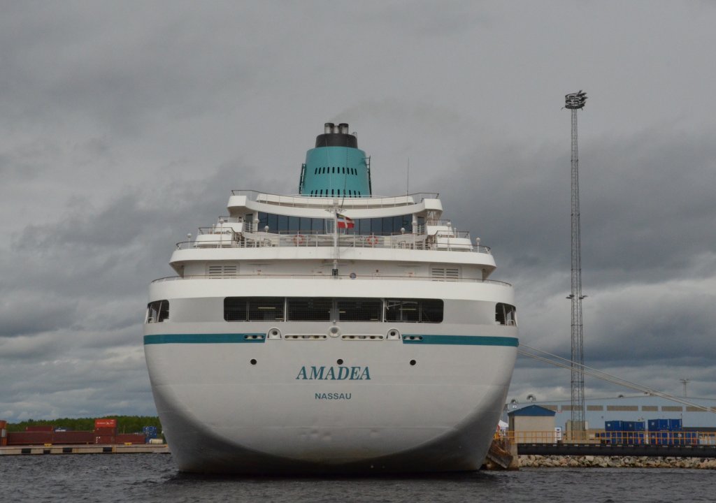 Das Kreuzfahrtschiff ,,AMADEA‘‘ mit Heckansicht hat im Hafen von Kemi/Finnland am 20.06.2012 festgemacht.