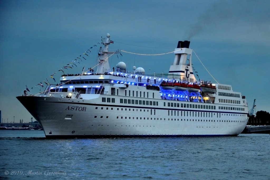 Das Kreuzfahrtschiff  Astor  am 31.07.2010 in Hamburg (Cruise Days). IMO 8506373