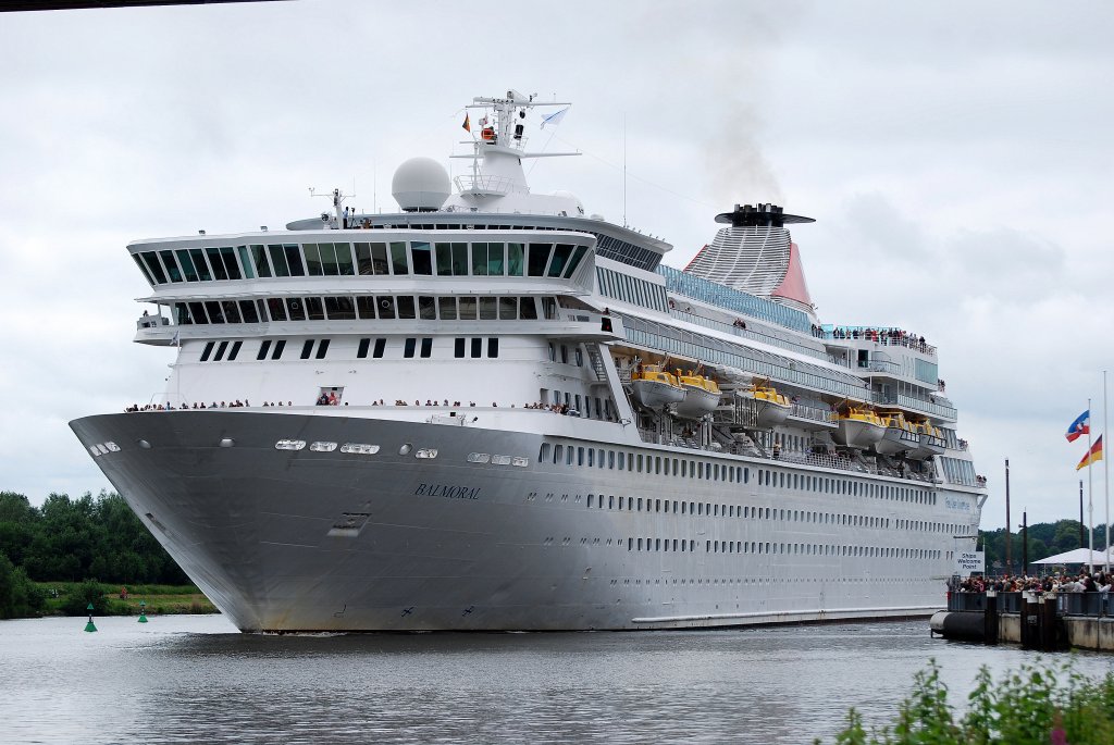 Das Kreuzfahrtschiff Balmoral IMO-Nummer:8506294 Flagge:Bahamas Heimathafen:Nassau Lnge:218.0m Breite:28.0m Tonnage:43.537BRZ Geschwindigkeit:20Knoten Besatzung:510 Passagiere:1350 Kabinenanzahl:710 Baujahr:1988,letzter Umbau 2010 Bauwerft:Meyer Werft,Papenburg Deutschland passiert die Eisenbahnhochbrcke Rendsburg auf dem Nord-Ostsee-Kanal am 26.06.11