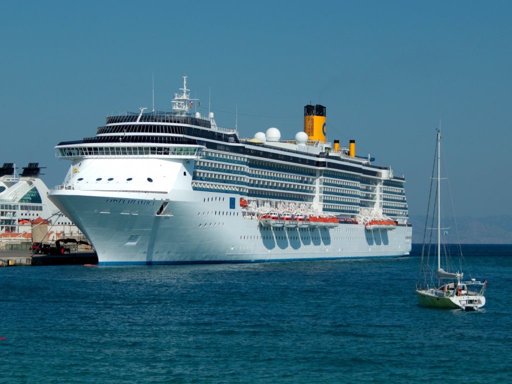 Das Kreuzfahrtschiff Costa Atlantica am 06.10.2011 im Hafen von Rhodos (GR). Die Daten des Schiffs: Baujahr 2000, BRT 85.619, Lnge 292,5 m, Breite 32,2 m, Passagiere 2680, Besatzung 920, Kabinen 1057, Decks 12