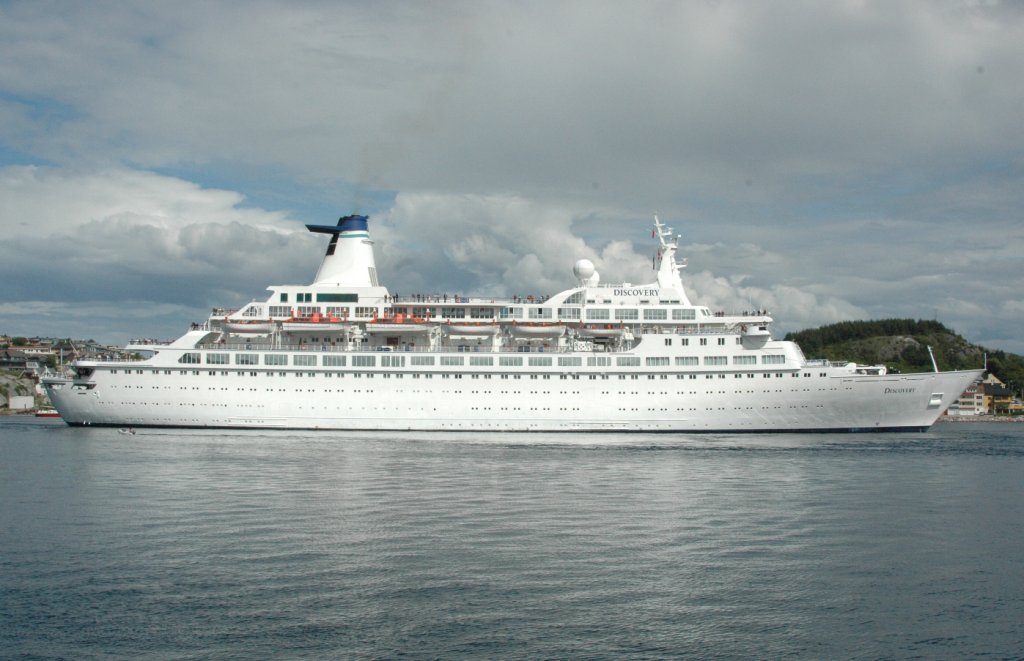 Das Kreuzfahrtschiff Discovery verlsst am 18.06.2011 den Hafen von Kristiansund.