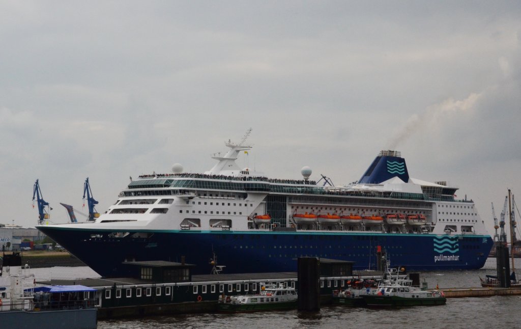 Das Kreuzfahrtschiff EMPRESS von Pullmantur im Hamburger Hafen auf dem Weg zum Cruise-Terminal. Beobachtet am 09.05.2013 vor den Landungsbrcken. Technische Daten: Lnge: 211,00 m, Breite: 30,50 m, Tiefgang: 7,60 m,Decks: 11, davon 9 Passagierdecks, Baujahr: 1990, renoviert 2004, seit 2008 Reederei: Pullmantur Cruises. Geschwindigkeit: 19,5 Kn. Passagiere: 1.600, Schiffsbesatzung: 685. 
