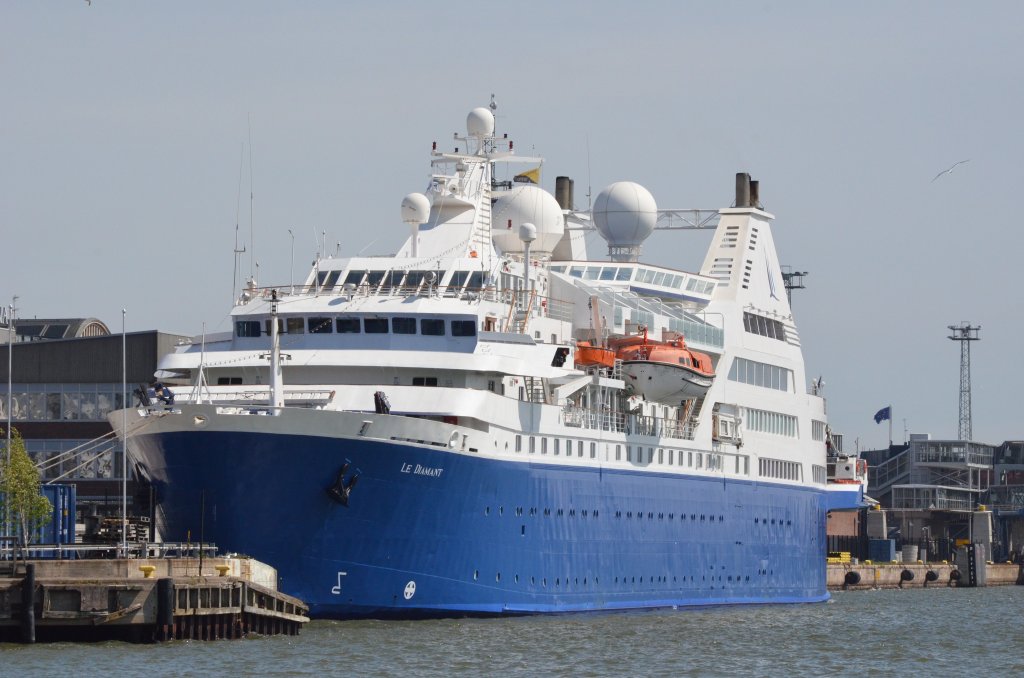 Das Kreuzfahrtschiff Le Diamant am 07.06.2012 im Hafen von Helsinki. Technische Daten: Baujahr 1986, Passagiere 226, Länge 124 m, Breite 16 m, Tiefgang 4,80 m, Geschwindigkeit 15 kn.