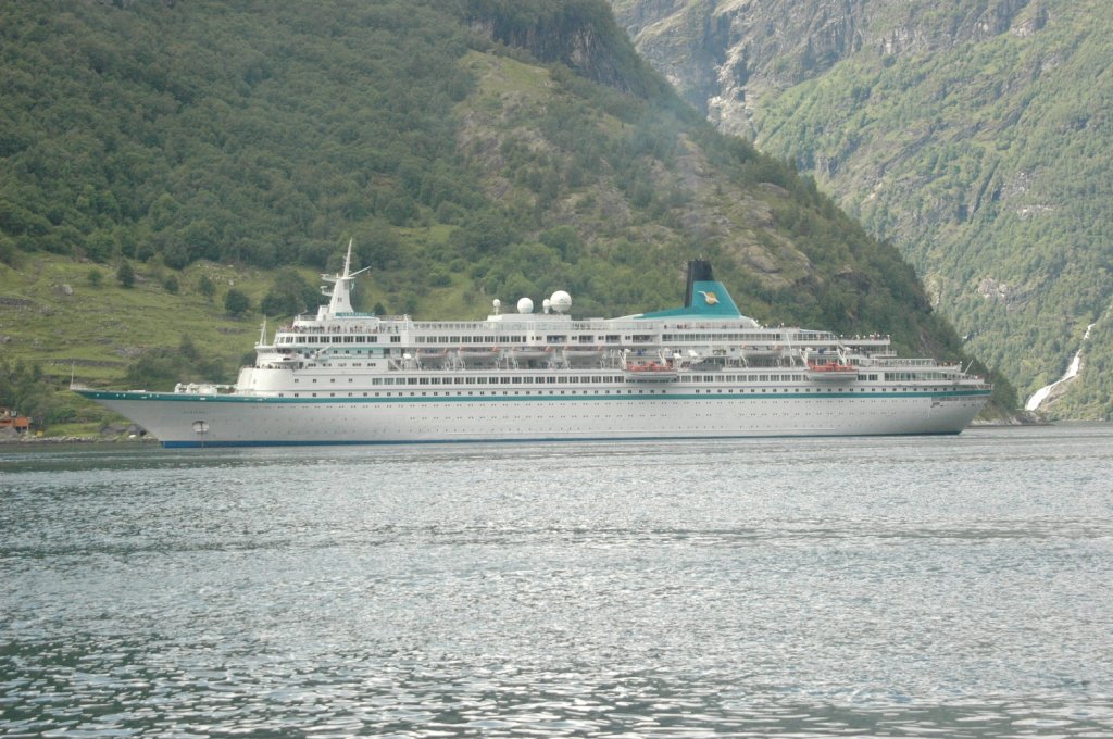 Das Kreuzfahrtschiff MS Albatros besuchte am 25.06.2011 den Geirangerfjord. Länge: 205 m. Breite: 25 m. Knoten 15 bis 18, Baujahr: 1973 als Royal Viking Sea, Royal Odyssey, Norwegian Star ,Crown  und  ab 2004 zur Albatros.