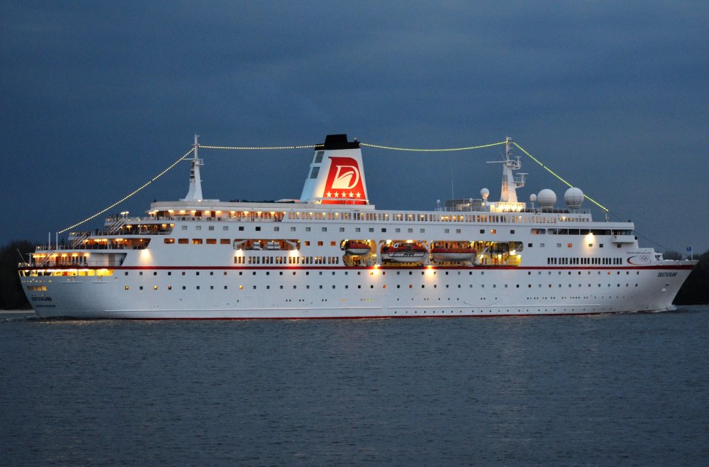 Das Kreuzfahrtschiff MS Deutschland, das Schiff des Jahres 2013. Auslaufend am Willkommen Hft. Am 02.05.2013 gesehen. Technische Daten: Bauwerft Howaldtswerke- Deutsche Werft AG, getauft am  11.05.1998,  Lnge 175,30 m,  Breite 23,00 m,  Tiefgang 5,80 m,   IMO: 9141807. 