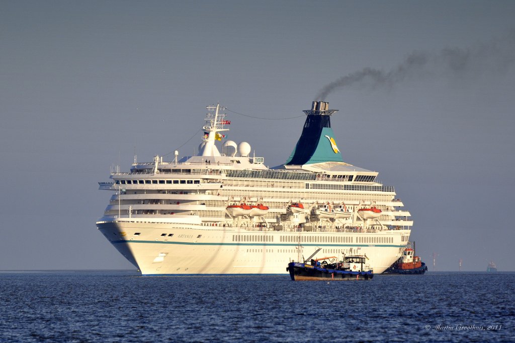 Das Kreuzfahrtschiff MS Artania  am 11.09.2011 um 8.03 Uhr angekommen in Bremerhaven (Kreuzfahrt-Terminal) 
L: 231m / B: 29m / D: 7,80m / 44.500 BRT / 9 Decks / 1200 Passagiere / 18 kn / Bj. 1984 - renoviert 2011 / Flagge Bermudas / IMO 8201480