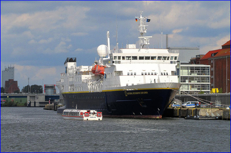 Das Kreuzfahrtschiff NATIONAL GEOGRAPHIC EXPLORER IMO 8019356 hat im Lbecker Burgtorhafen festgemacht...  Aufgenommen: 20.9.2012