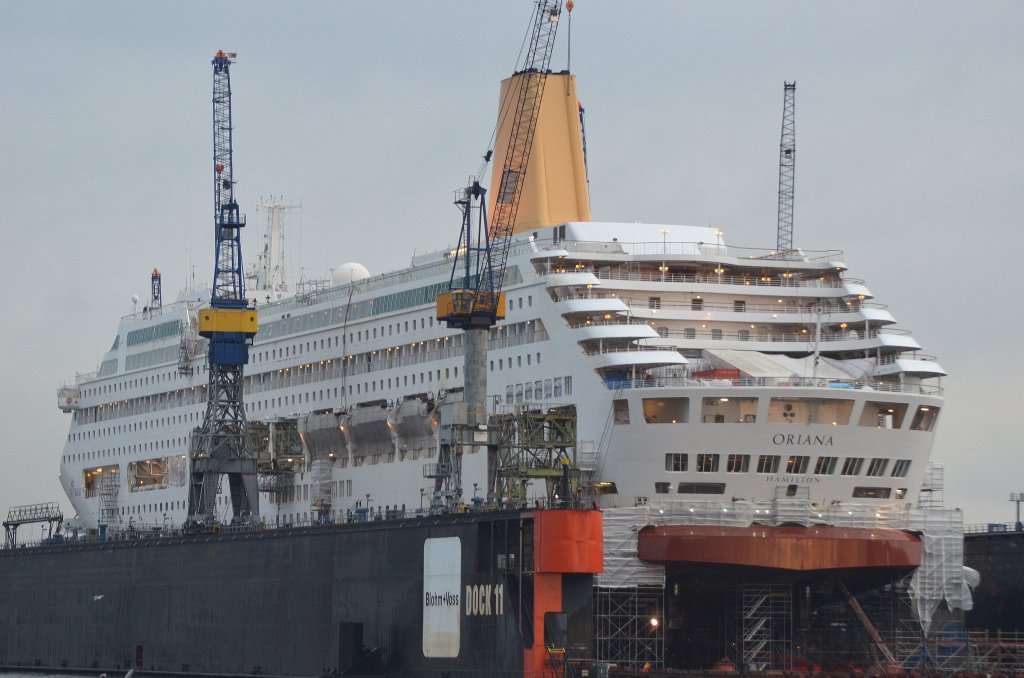 Das Kreuzfahrtschiff Oriana IMO-Nummer:9050137 Flagge:Bermuda Lnge:261.0m Breite:36.0m Baujahr:1995 Bauwerft:Meyer Werft,Papenburg Deutschland im Dock 11 von Blohm und Voss in Hamburg aufgenommen am 10.12.11