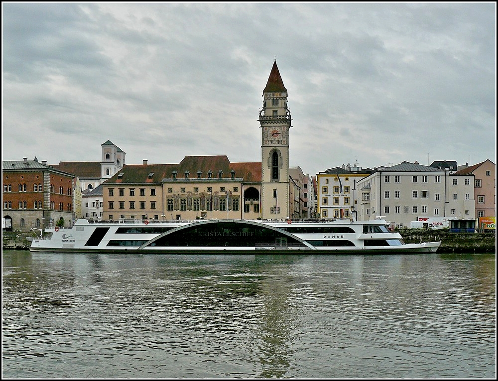 Das  KRISTALLSCHIFF  (DONAU), der Reederei Wurm & Kck, BJ 1981, Lnge 78 m, breite 10 m, mit 600 Innensitzpltzen und 200 Sitzpltze auf dem Freideck wird fr Ausflge und Linienfahrten genutzt. Das Schiff wurde im Winter 2006/2007 aufwendig umgebaut. Auf dem Foto liegt es am 17.09.2010 
am Rathausplatz von Passau vor Anker.