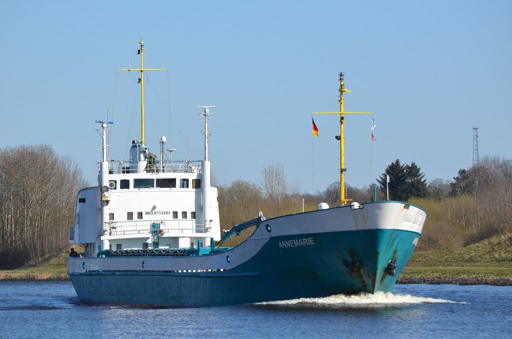 Das Kmo Annemarie IMO-Nummer:6713283 Flagge:Dominica Lnge:69.0m Breite:11.0m Baujahr:1967 Bauwerft:Sietas,Hamburg Deutschland auf dem Nord-Ostsee-Kanal bei Rendsburg am 25.03.12