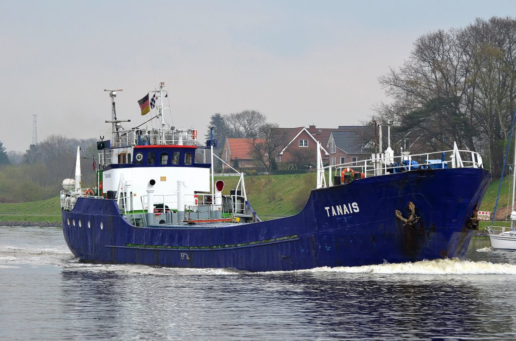 Das Kmo Tanais IMO-Nummer:6721008 Flagge:Polen Lnge:44.96m Breite:7.52m Baujahr:1967 Bauwerft:Jansen Schiffswerft,Leer Deutschland passiert am 22.04.12 auf dem Nord-Ostsee-Kanal die Eisenbahnhochbrcke bei Rendsburg.