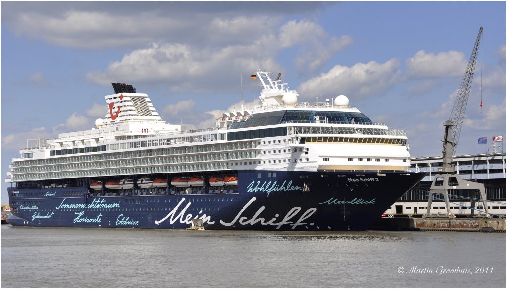 Das knftige Kreuzfahrtschiff  Mein Schiff 2  ex  Celebrity Mercury  am 1.05.2011 am Kreuzfahrt-Terminal in Bremerhaven.Das Schiff wurde auf der Lloyd Werft umgebaut und wird am 14.05.2011 in Hamburg getauft.