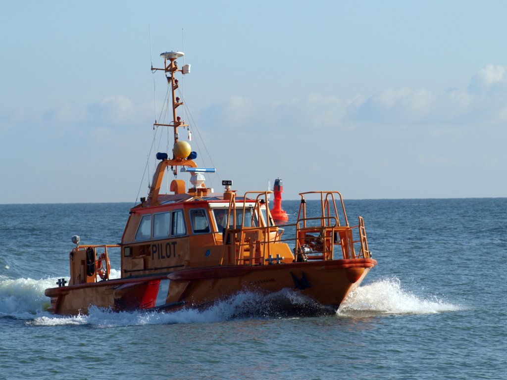 Das Lotsenboot  Klaashahn  auf der Ostsee vor Warnemnde am 21.06.11 im Einsatz.