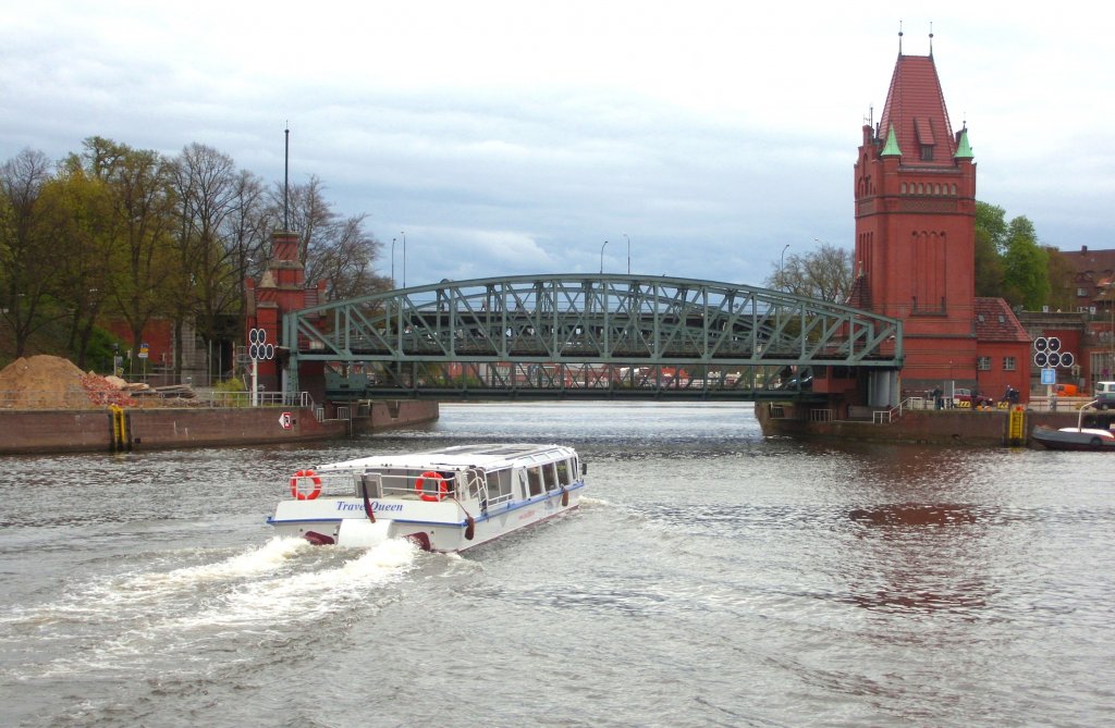 Das Lbecker RUNDFAHRTENSCHIFF TRAVE QUEEN , Rufz.: DF3396, 24,00 x 5,00m, MMSI:
211520620 hat den Burgtorhafen durchquert und nimmt Kurs ELK und Klughafen...
Aufgenommen: 26.4.2012