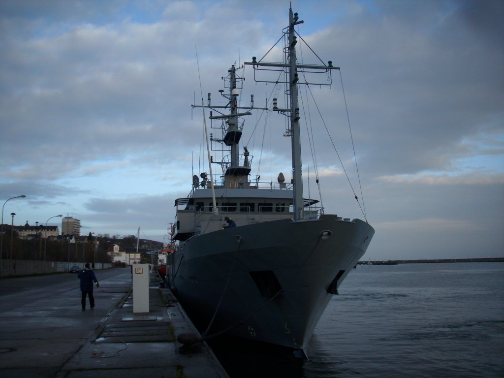Das Marineschiff aus Eckernfrde hat am 15.November 2009 im Sassnitzer Stadthafen festgemacht.