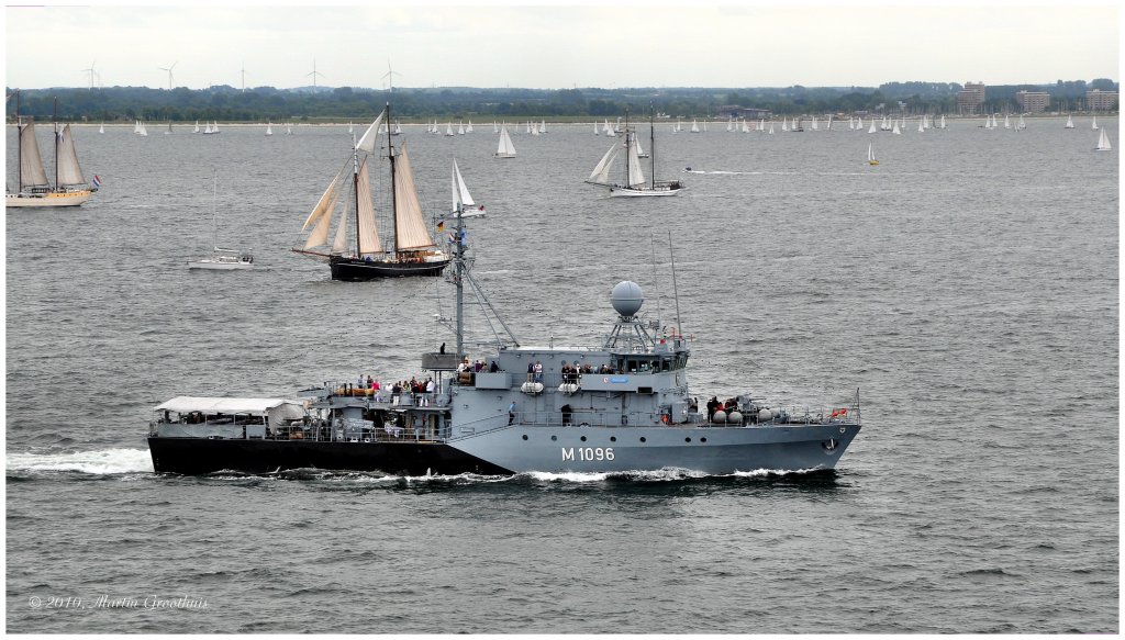 Das Minenjagdboot  Passau  M1096, am 26.06.2010 auf der Kieler Woche. Verdrngung:635t / L:54,40m/B:9,20M/Tg:2,5m/4480 kw/18 kn / Kulmbachklasse / Heimathafen Kiel / Flagge Germany