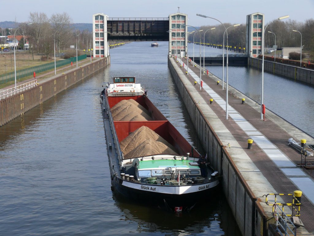 Das mit Kies beladene Frachtschiff Glck Auf, Hamburg (ENI: 05601630) ist die Elbe zu Tal in die Schleuse Geesthacht eingelaufen; 21.03.2011
