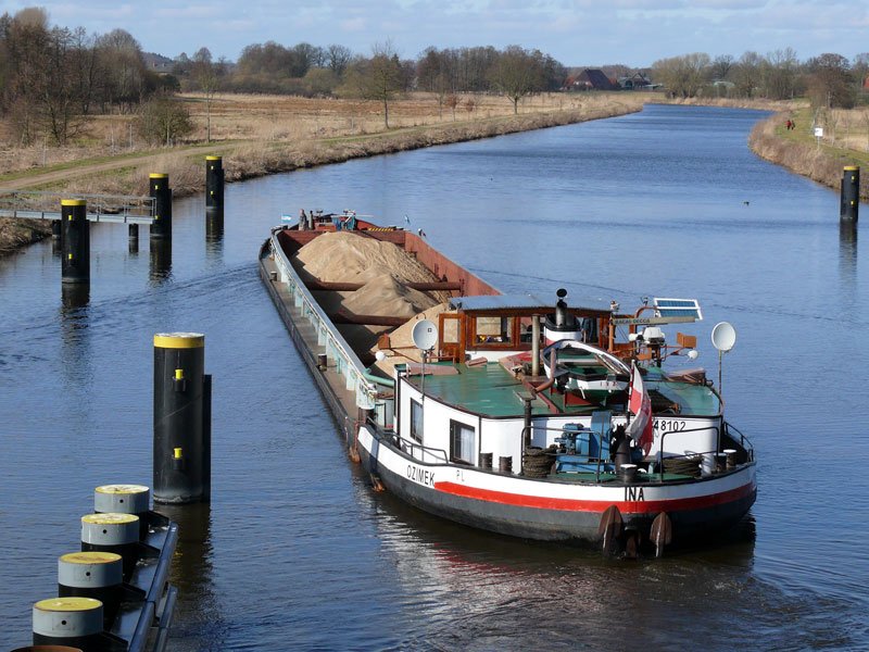 Das mit Kies beladene polnische Binnenfrachtschiff INA, Ozimek (ehem. Malapene, Oberschlesien) hat die Donnerschleuse passiert;  Elbe-Lbeck-Kanal, 21.03.2010
