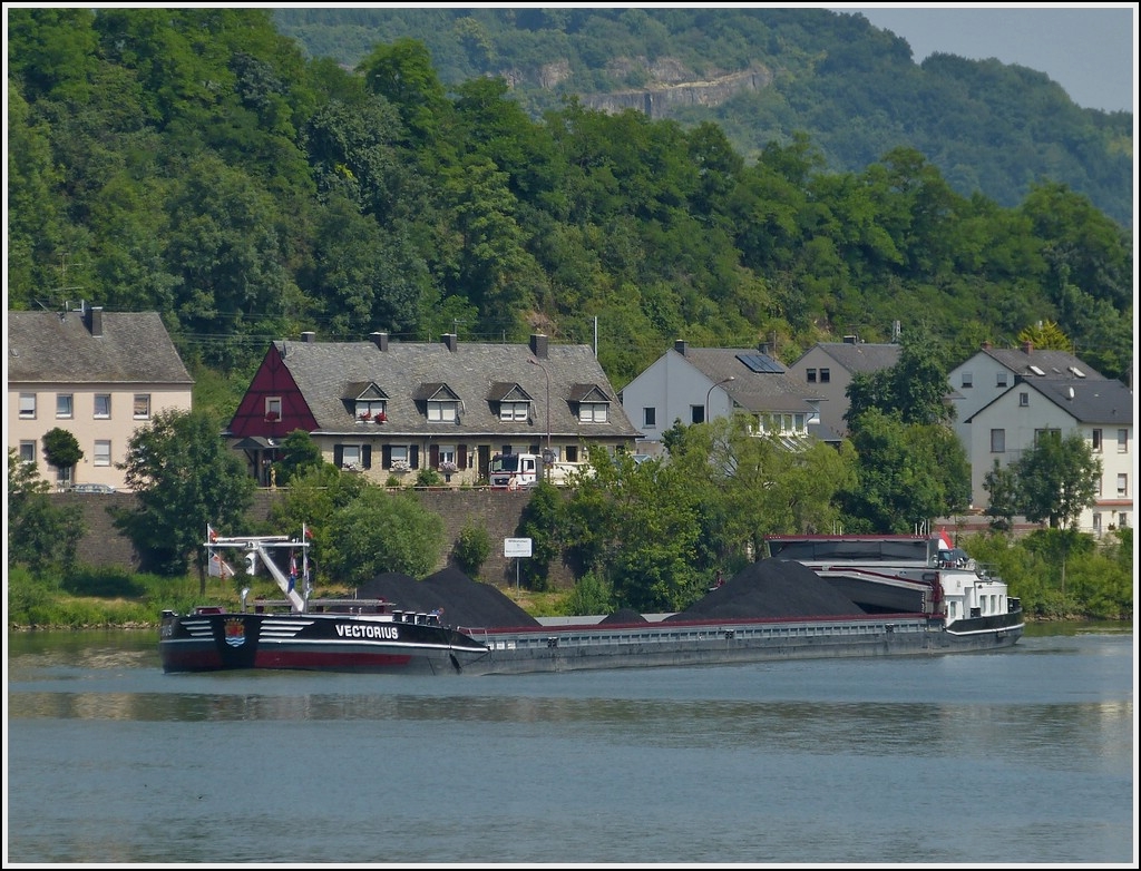 Das mit Kohlebeladenesfrachtschiff  VECTORIUS  passiert Wasserbilligerbrck am 16.07.2013