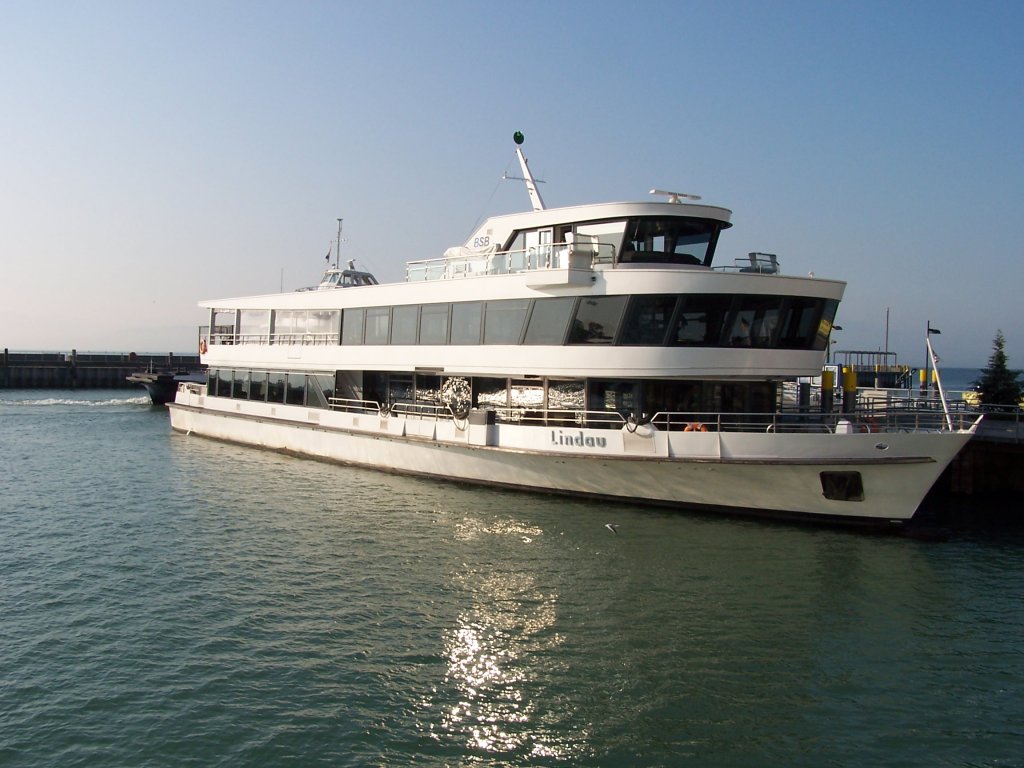 Das Motorschiff LINDAU im Hafen von Friedrichshafen im September 2009.