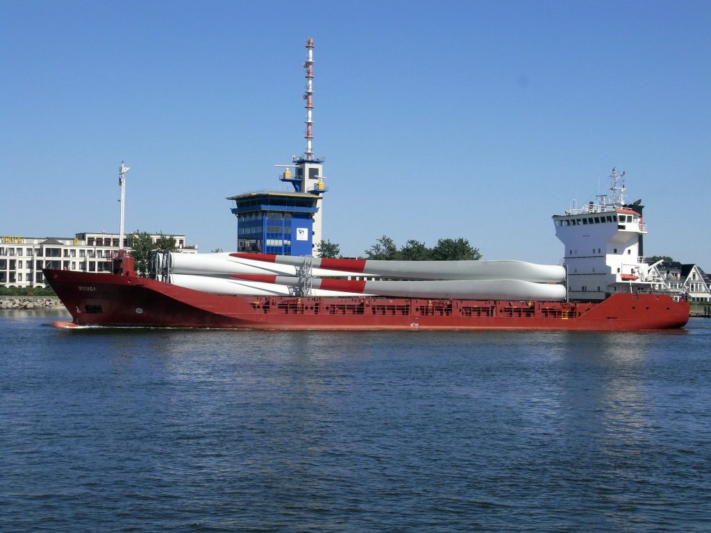 Das Motorschiff  Muuga  Hh. Douglas, passiert am 29.06.11 die VKZ in Warnemnde auslafend in Richtung See, beladen mit Flgeln fr Windkraftanlagen. L 91,00 m, B 16,00 m, T 3,70 m, IMO 9103738.