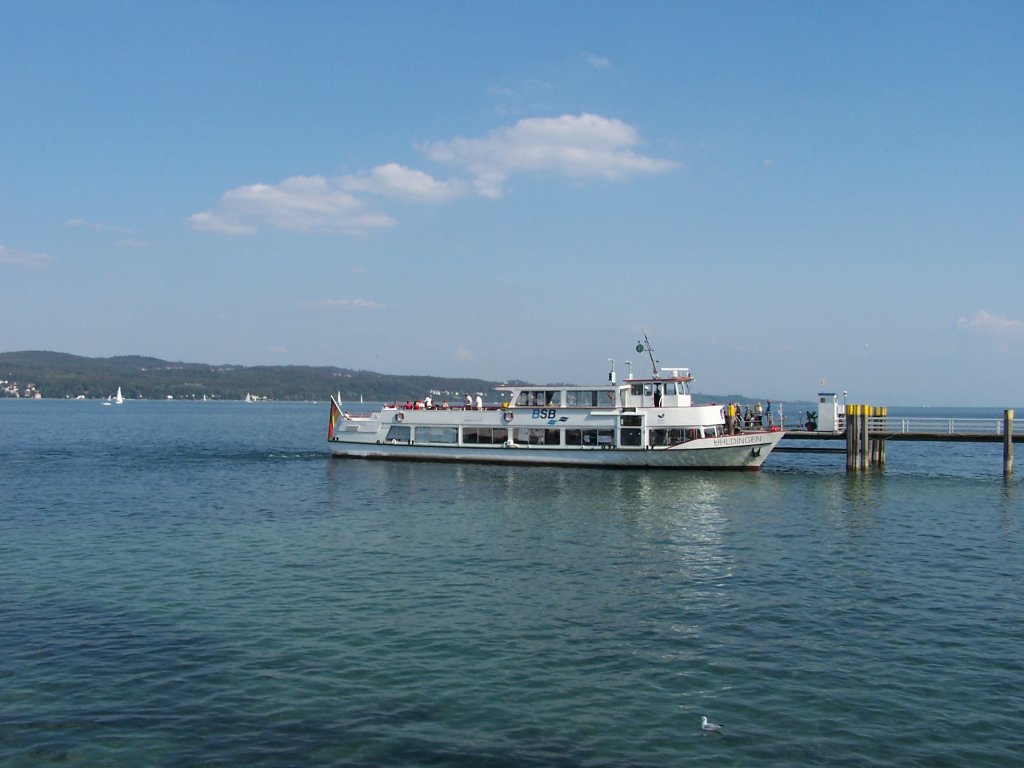 Das Motorschiff UHLDINGEN am Anleger der Insel Mainau.Fotografiert im Septeber 2009.