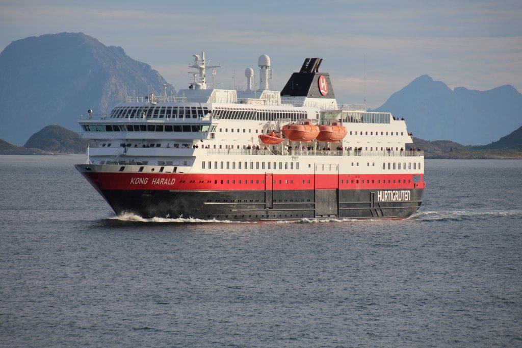 Das MS Kong Harald sdgehend am 25.08.2011.Aufgenommen von dem MS Polarlys.