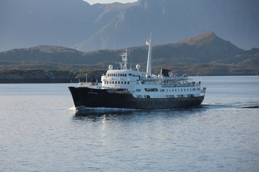 Das MS Lofoten(Bj.1964)mit Kurs Nord am 31.08.2011.Aufgenommen von dem MS Polarlys.