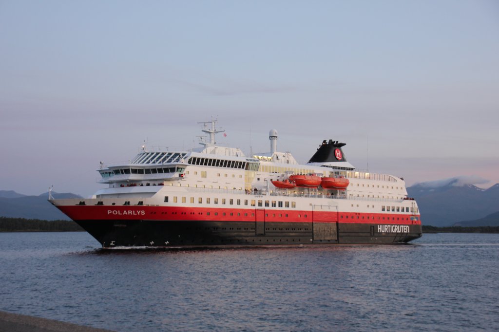 Das MS Polarlys luft am Abend des 23.08.2011 in den Hafen von Molde ein.