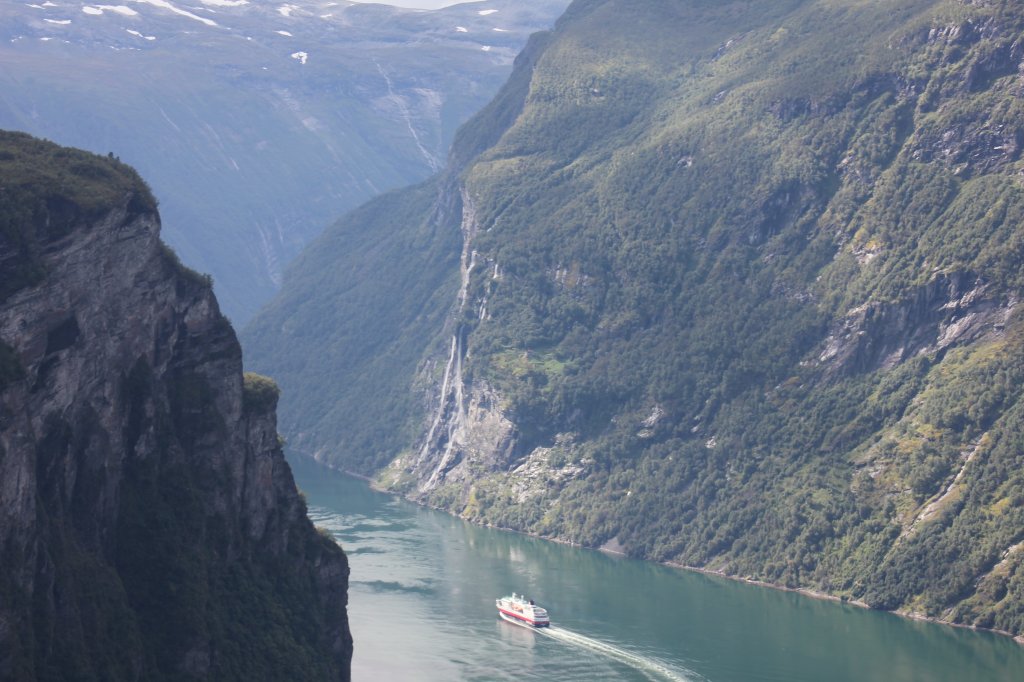 Das MS Polarlys vor traumhafter Kulisse der 7 Schwestern bei der Aussfahrt aus dem Geirangerfjord.23.08.2011