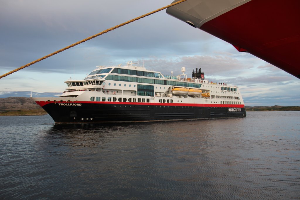 Das MS Trollfjord luft am 24.08.2011 in den Hafen von Rorvik ein.