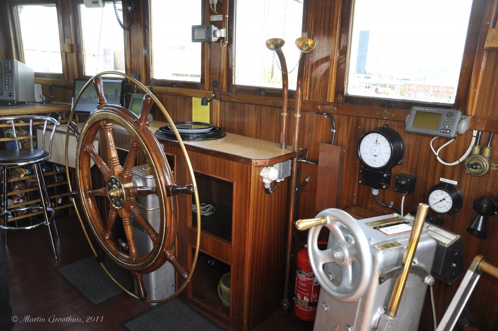 Das Museumsschiff  Greundiek  am 2.06.2011 in Bremerhaven (IMO 5148998).
Blick in das Steuerhaus.