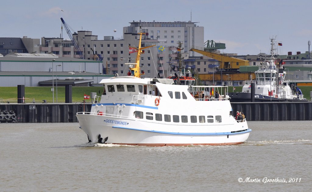 Das neue Ausflugsschiff MS  Geestemnde  ex  Adler III  am 1.05.2011 auf der Weser vor Bremerhaven.L.30,5m / B.6,20m / Tg:1,60m / Verdrngung 170t / 294kw / 9,5kn / 80 Fahrgste / 1975 auf der Husumer Schiffswerft gebaut.