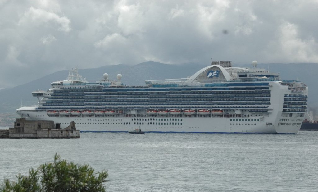 Das neuntgrte Kreuzfahrtschiff CROWN PRINCESS im Hafen von Gibraltar nach dem Wendemanver zur Ausfahrt aus dem Hafen am 10.05.2010 beobachtet.


