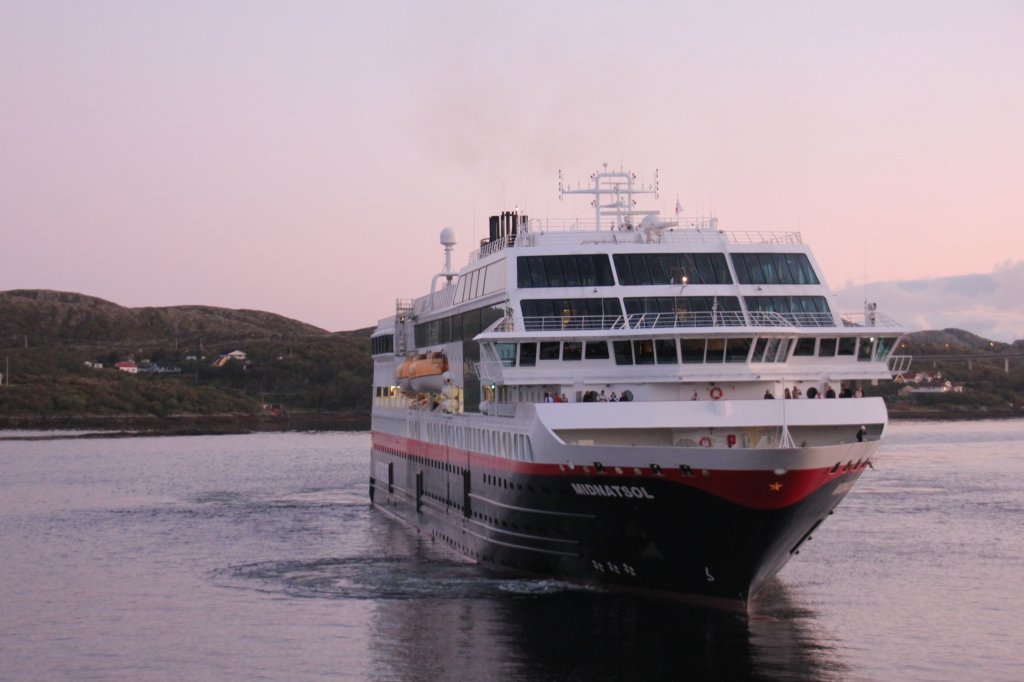 Das nordgehende MS Midnatsol legt am Abend des 31.08.2011 in Rorvik an.Aufgenommen von dem MS Polarlys.