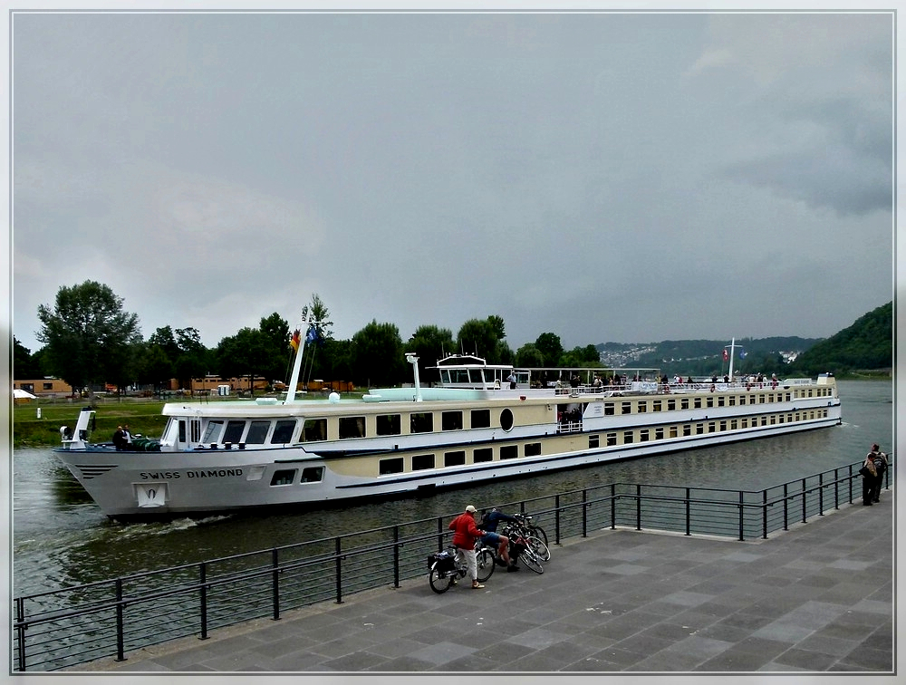 Das Passagiergschiff  SWISS DIAMOND  hat seinen Liegeplatz am Moselufer in Koblenz verlassen und manvriert rckwrtsfahrend in den Rhein um seine Fahrt Stromaufwrts fortzusetzen. 24.06.2011