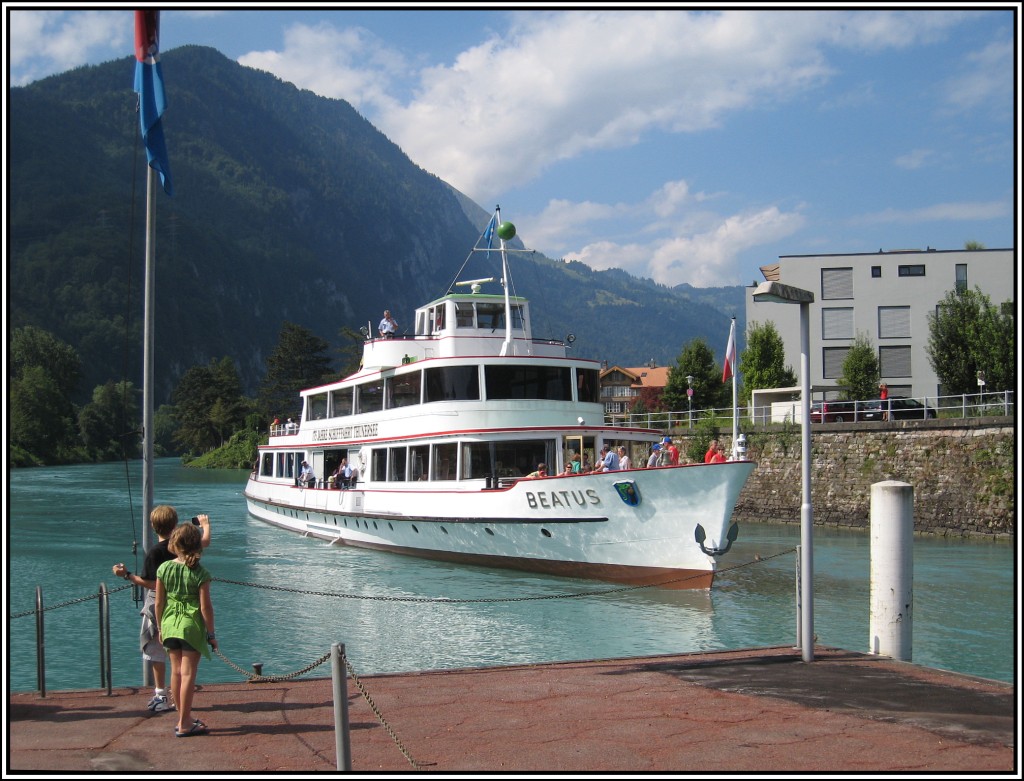 Das Passagierschiff MS  Beatus  fhrt am Vormittag 16.07.2010 In Interlaken West ein.