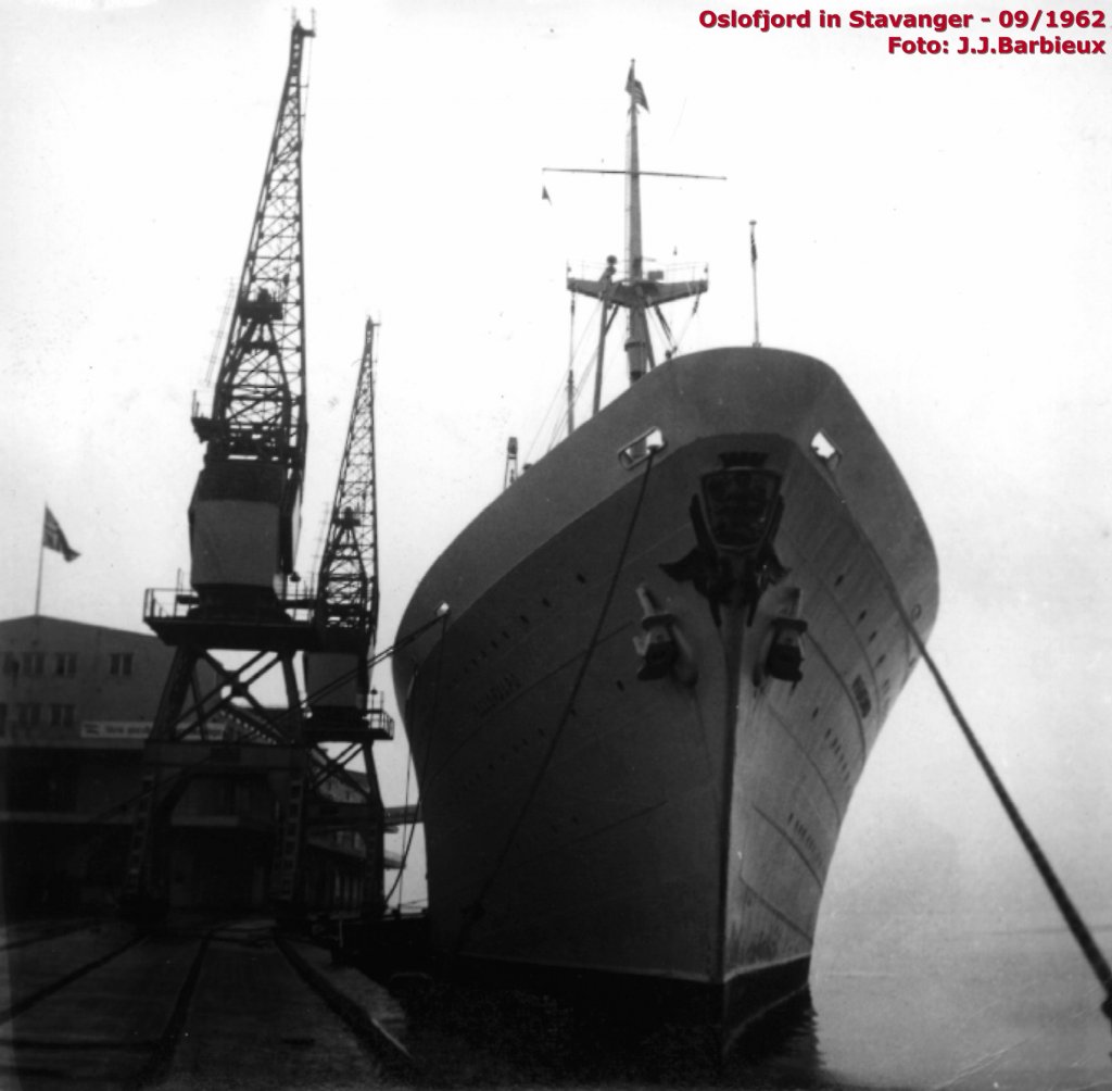 Das Passagierschiff  Oslofjord  war in Holland fr die NAL (Norsk Amerika Linie)gebaut und, ab 1949-50, in Betrieb zwischen Oslo und New York, was ich selbst in September 1962 gemacht habe : 8 Tage von New York bis Bergen, und noch zwei Tage von Bergen bis Oslo, ber Stavanger und Kristiansand. Dieses Bild habe ich warscheinlich in Stavanger aufgenommen. Das Schiff, mit ca. 800 Passagiere, war angenehm und, im Winter, war auf  Round the world  Kreuzfahrt.  Spter war das Schiff als
Kreuzfahrtschiff in Italien verkauft aber, nach einige Jahren, hat sich in Brand gesetzt und liegt im Sdatlantischen Ozean bei 4000 Meter tief.
Alle Passagiere und Mannschaft waren gerettet. Foto: J.J. Barbieux