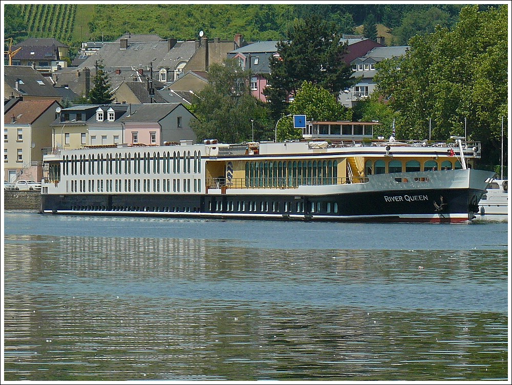 Das Passagierschiff  River Queen  hat vor kurzem die Anlegestelle in Wasserbillig verlassen. 27.06.2010. Schiffsdaten Bj 1999, Euronr 0233692, L 110 m, B 11,40 m, Platz fr 142 Passagiere,
Gebaut wurde es bei: Scheepswerf de Hoop B.V., Lobith
Eigner:	Rijnpoort B.V. Rederij, Arnhem  