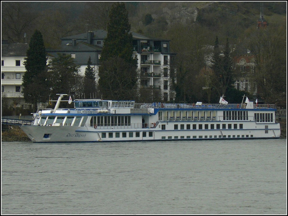 Das Passagierschiff  RIVER RHAPSODI  lag am 20.03.2010 bei Boppard vor Anker. Bj 1999, Euronr. 07001722, L 110 m, B 11,4 m hat Platz fr 140 Personen.  