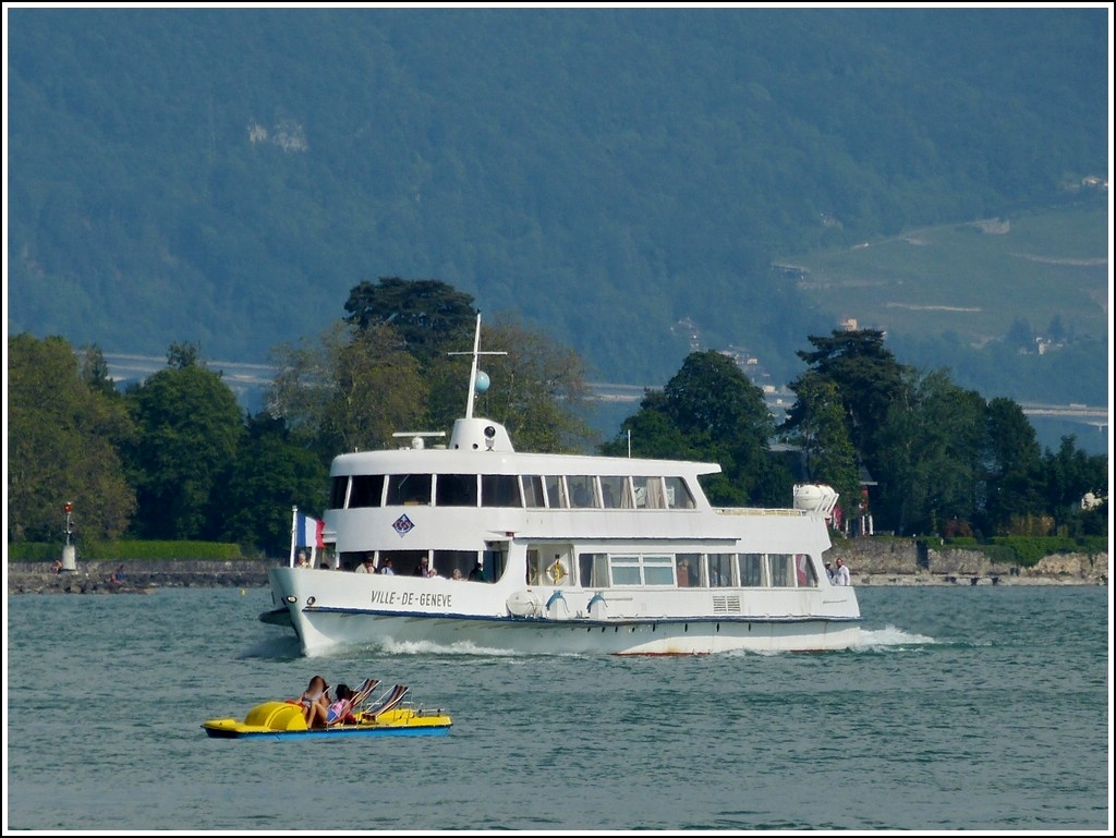 Das Passagierschiff  VILLE DE GENEVE  steuert die Anlegestelle von Vevey marche an, gesehen am 25.05.2012. Schiffsdaten: Bj 1978; L 47,2m; B 9.4m, Motorleistung 2 x 400 kw; 20 km/h und hat Platz fr 560 Personen. Bauwerft: Bodanwerft Gmbh Kressborn.